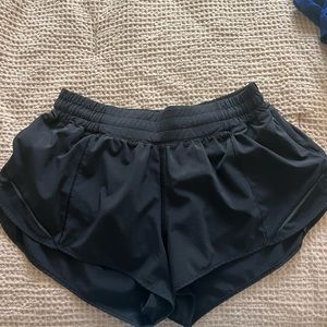 lululemon hotty hot 2.5 shorts